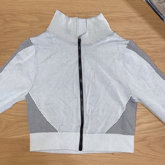 Zip up cropped seamless jacket (Astoria Activewear) - Picture 3 of 3